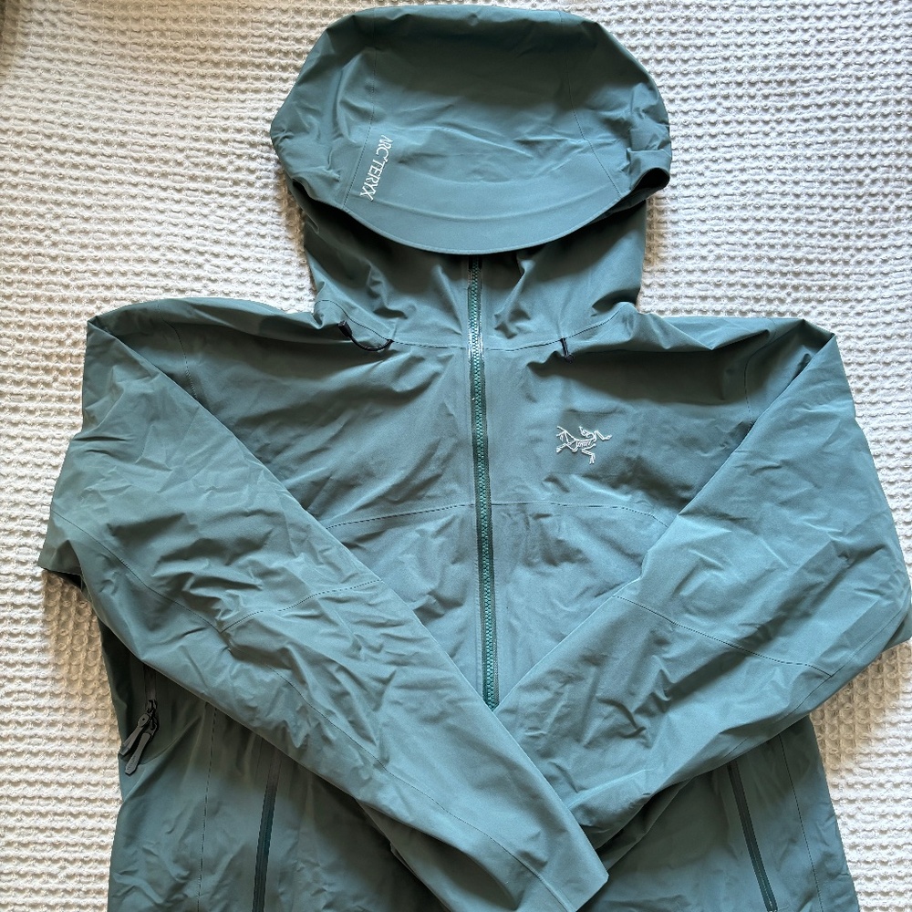 Beta Lightweight Jacket in Boxcar, Size Large